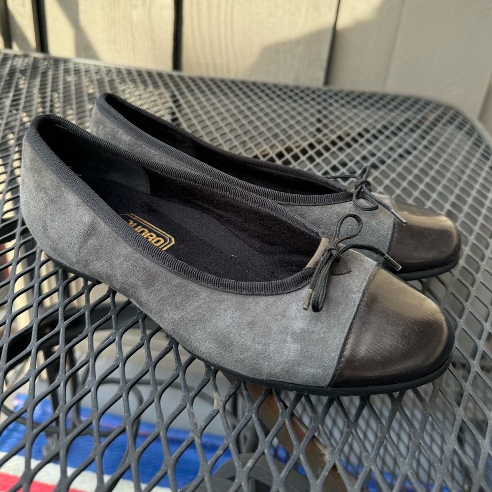 Munro women’s flats in charcoal grey & black size 6. Very comfortable flexible.